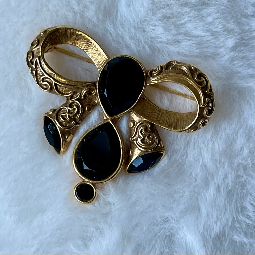 BLACK CRYSTAL BOW PIN | ANTIQUITIES COUTURE JEWELRY COLLECTION